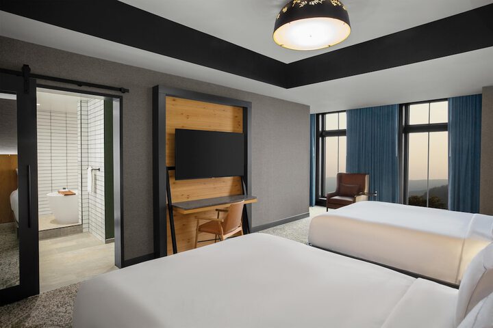 Room 53 of 223