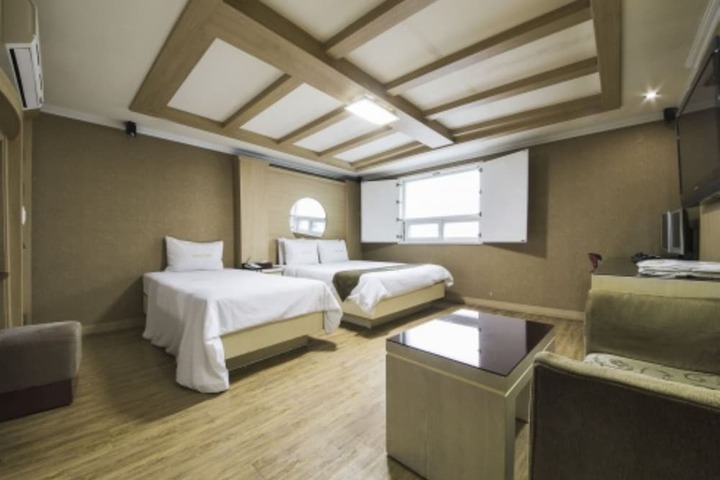 Room 8 of 30