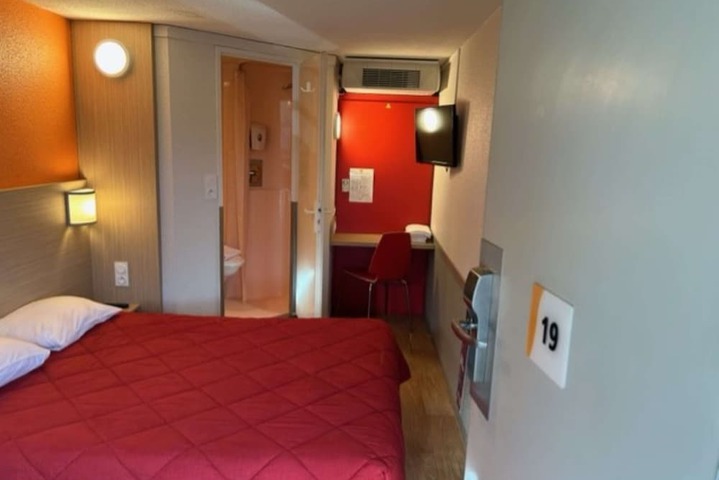 Room 9 of 35
