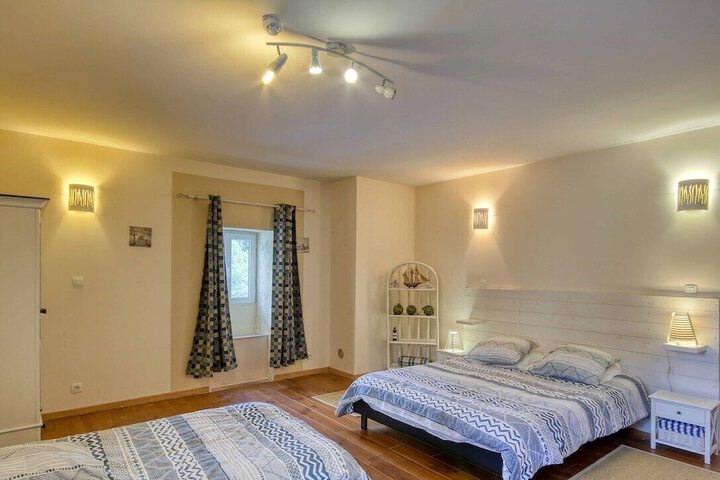 Room 4 of 9