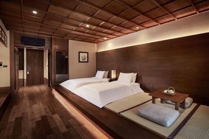 Room 19 of 193