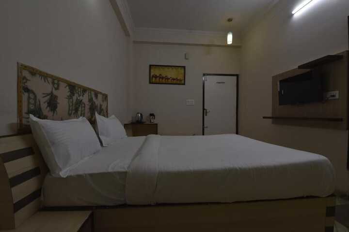 Room 8 of 94