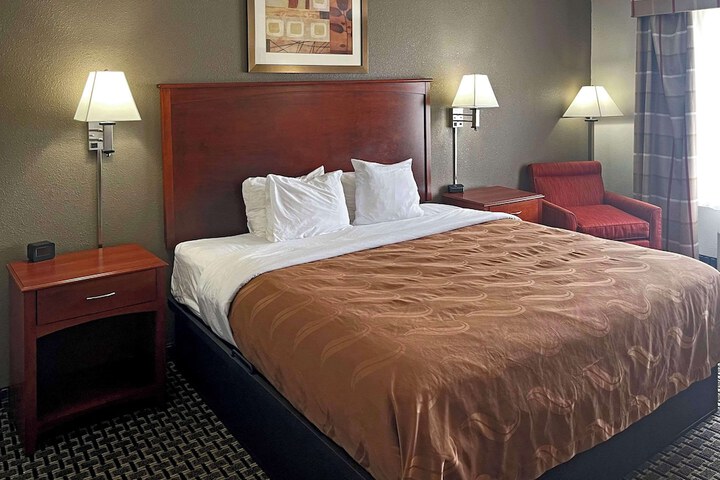 1 King Bed (5 of 8)