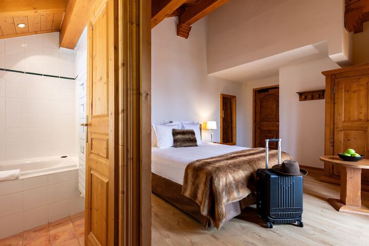 Room 2 of 16