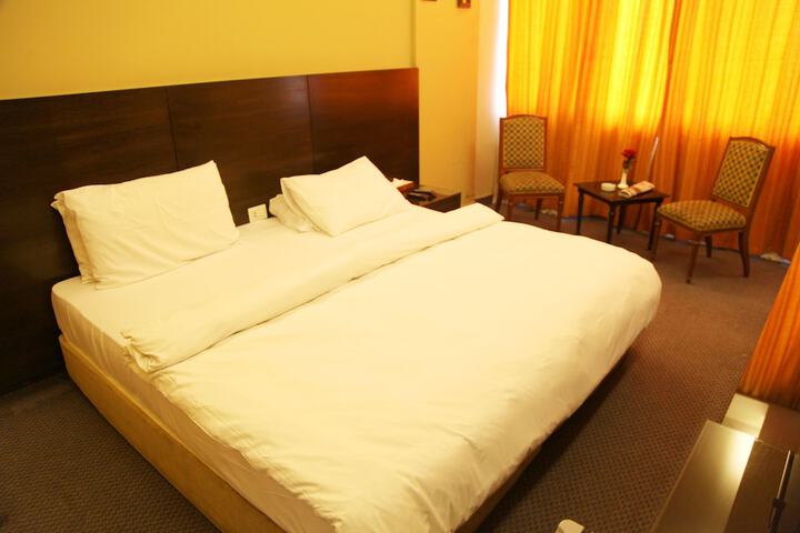Room 13 of 34