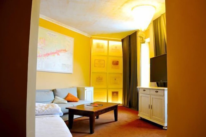 Room 10 of 34