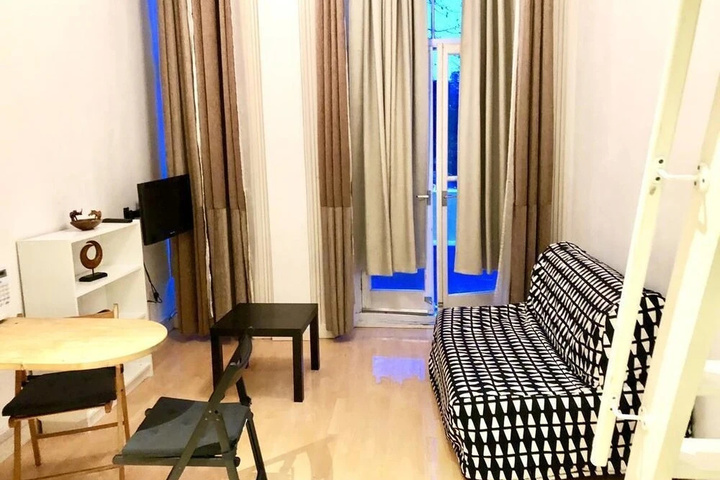 Room 8 of 11