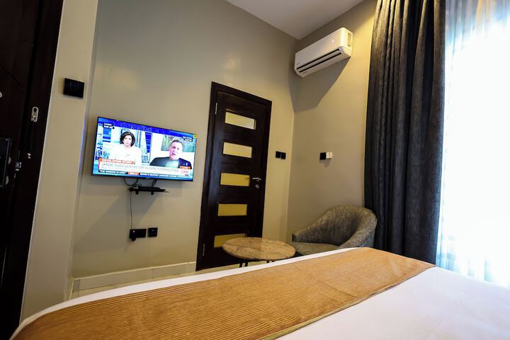 Room 8 of 37