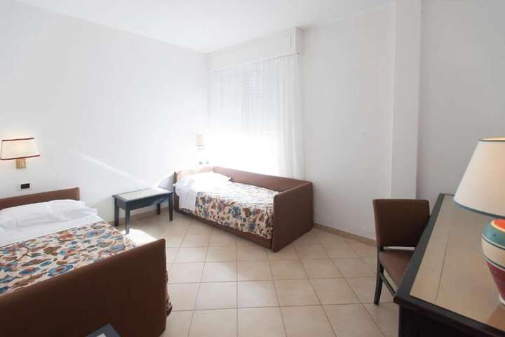 Room 10 of 98