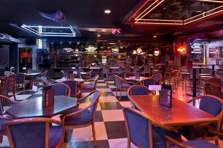 Lounge 19 of 25