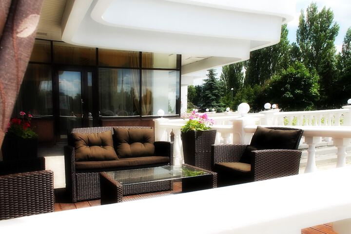 Lounge 84 of 110