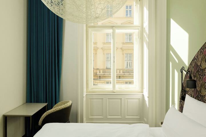 Room 12 of 89