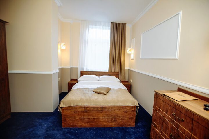 Room 33 of 50