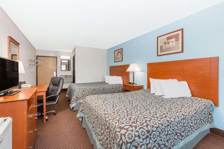 1 Queen Bed (11 of 16)