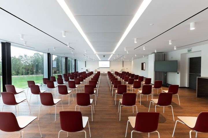 Business Center 69 of 82