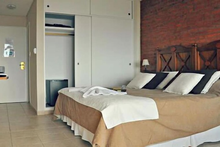 Room 6 of 10