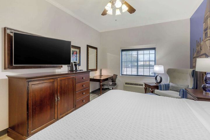 1 King Bed (16 of 22)
