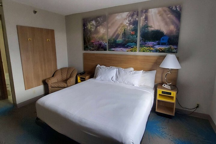 1 King Bed (2 of 7)