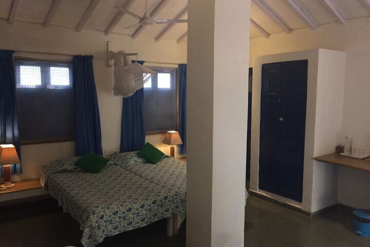 Room 45 of 233