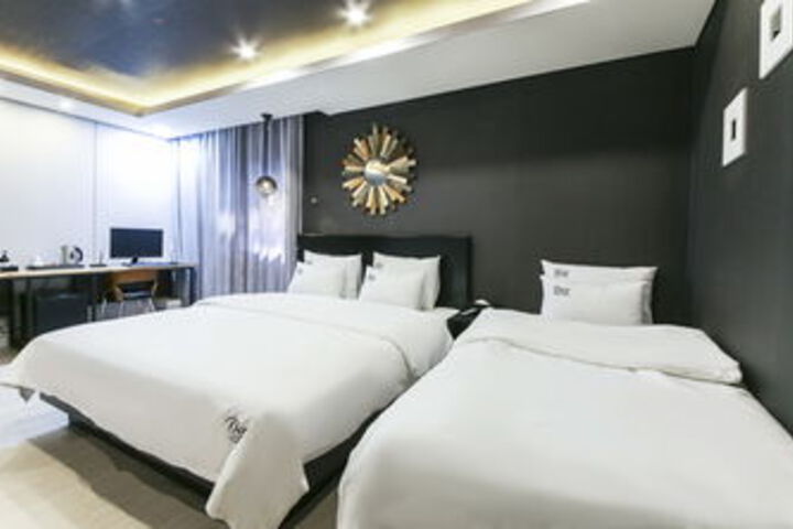 Room 18 of 28