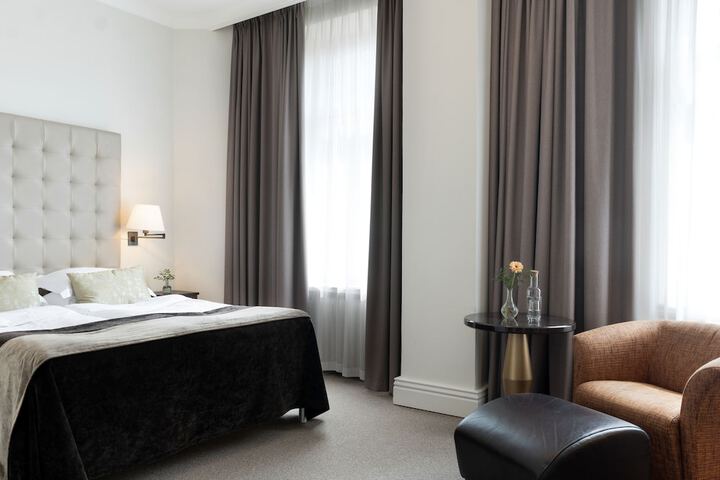 Room 32 of 68