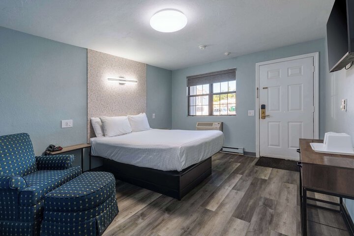 1 Queen Bed (10 of 27)