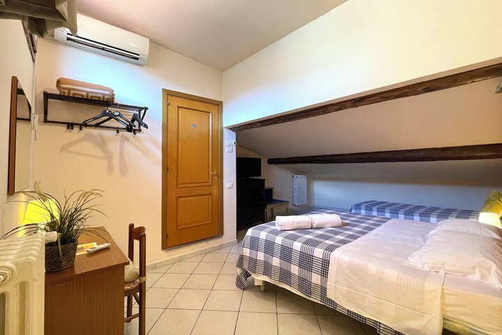 Room 9 of 37