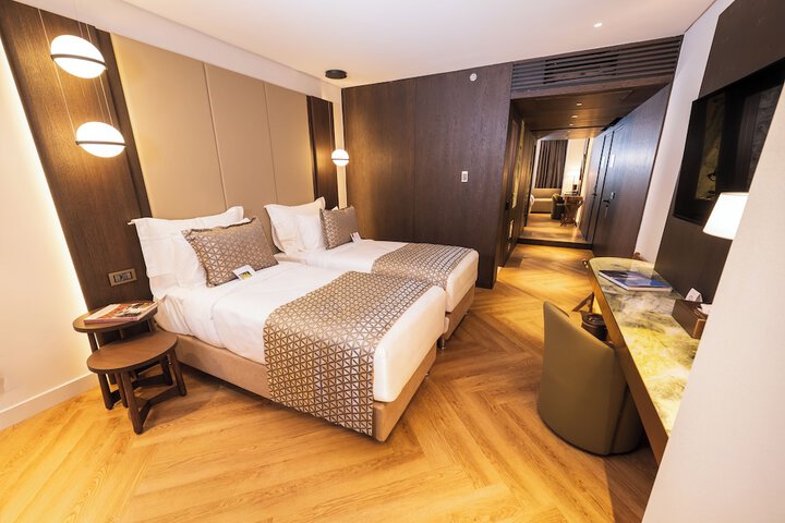 Room 43 of 200