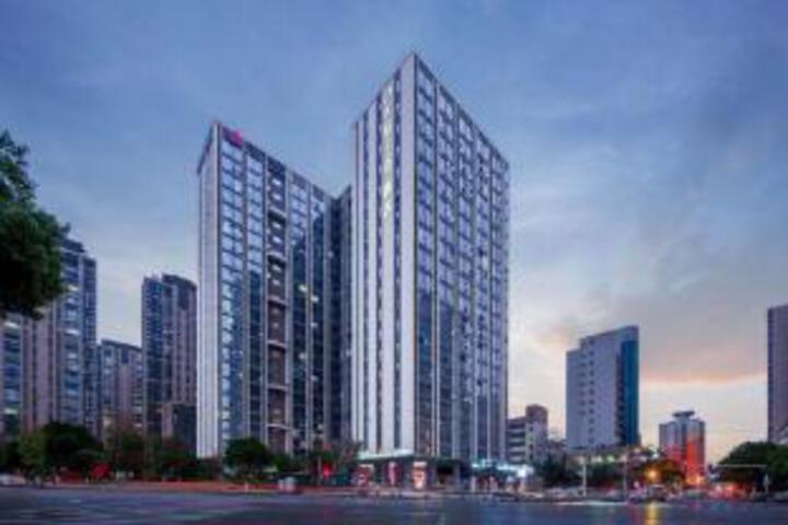 OrangeWeek Hotel