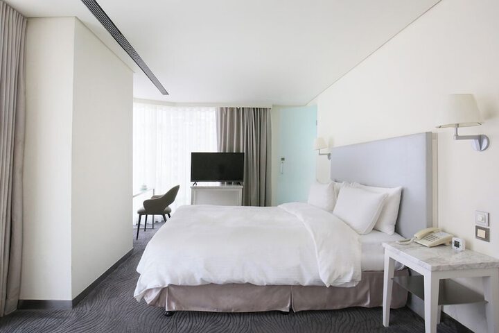 Room 28 of 80