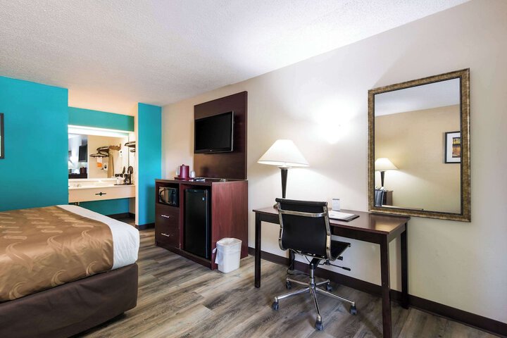 1 King Bed (6 of 10)