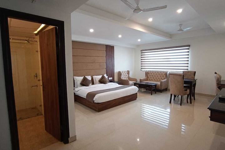 Room 8 of 12