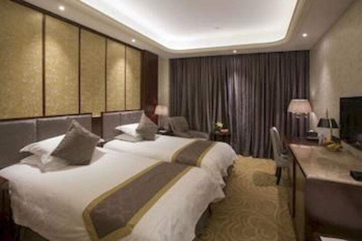Room 6 of 18