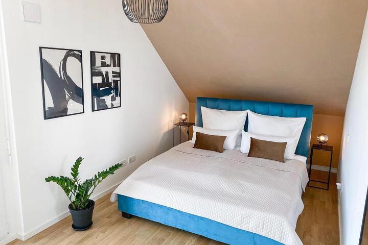 Room 4 of 18