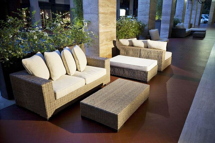 Lounge 33 of 44