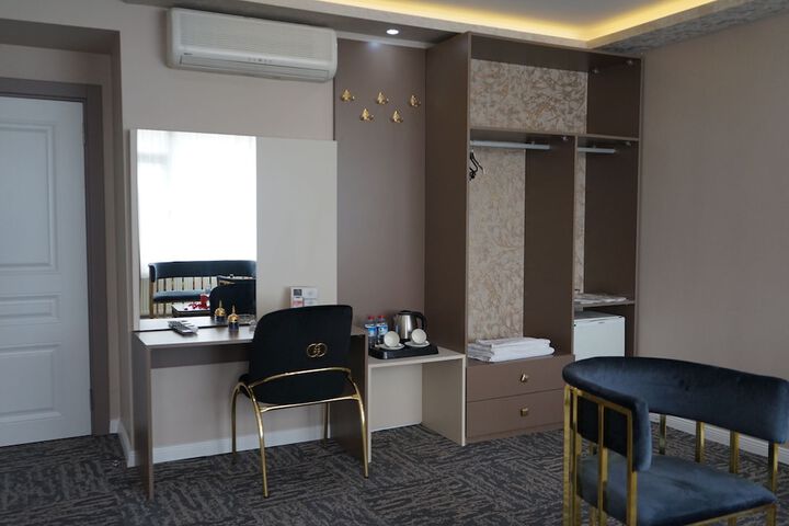 Room 9 of 32