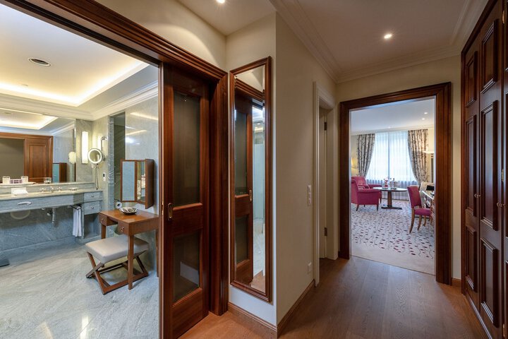 Room 35 of 233