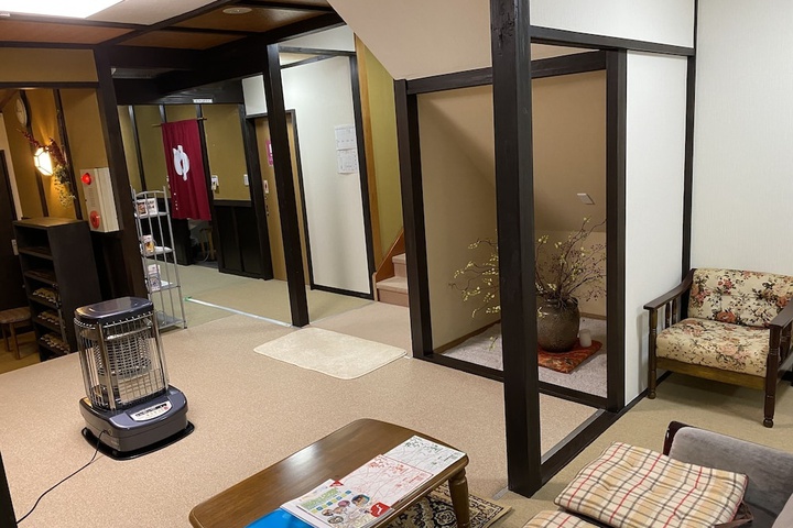 Room 5 of 9