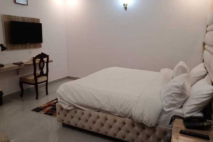 Room 14 of 27