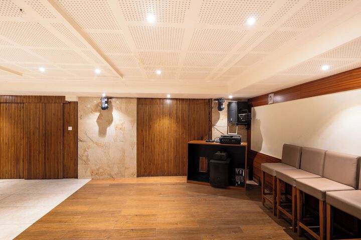 Ballroom/Hall 79 of 90