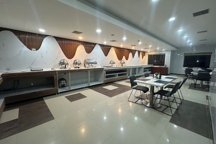 Lounge 14 of 20