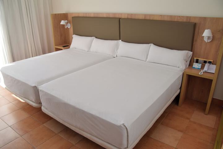 Room 27 of 106
