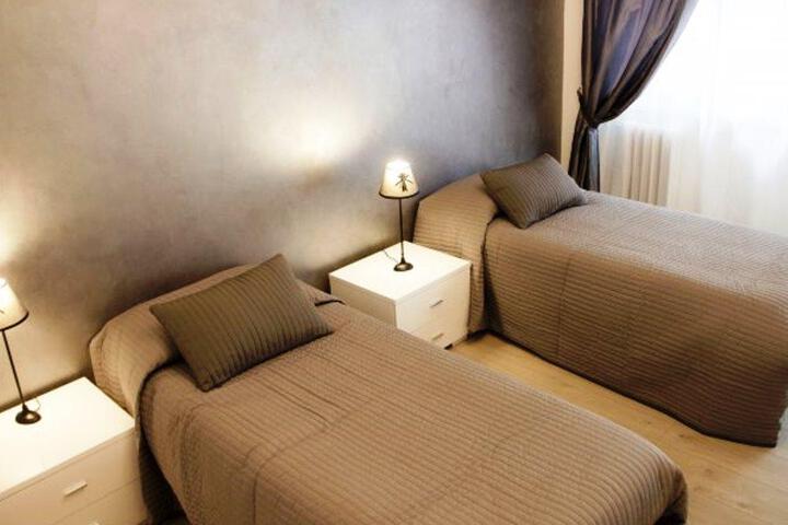 Room 2 of 6