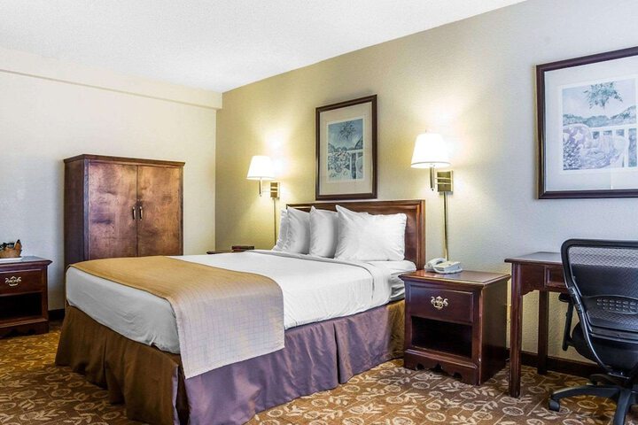 1 Queen Bed (2 of 14)