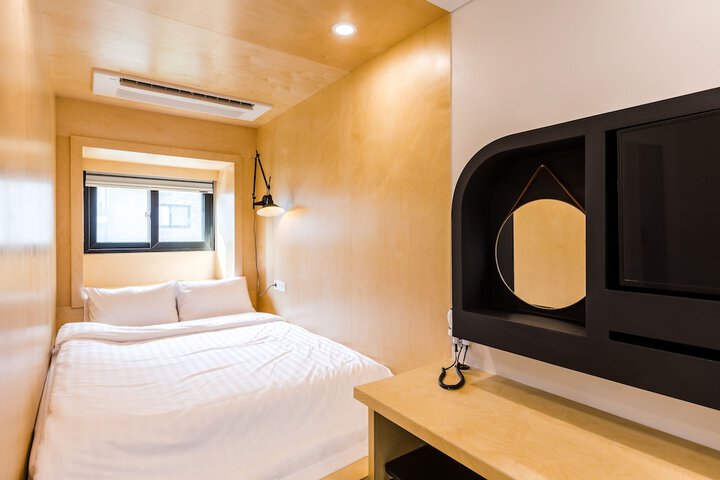 Room 9 of 90