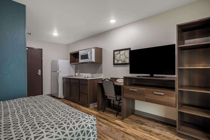 1 Queen Bed (9 of 15)