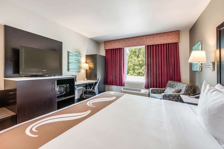 1 King Bed (2 of 13)