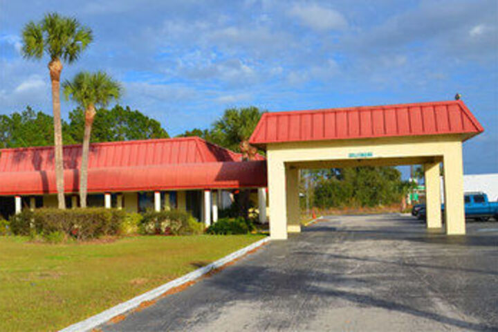 Exterior of Budget Inn of DeLand