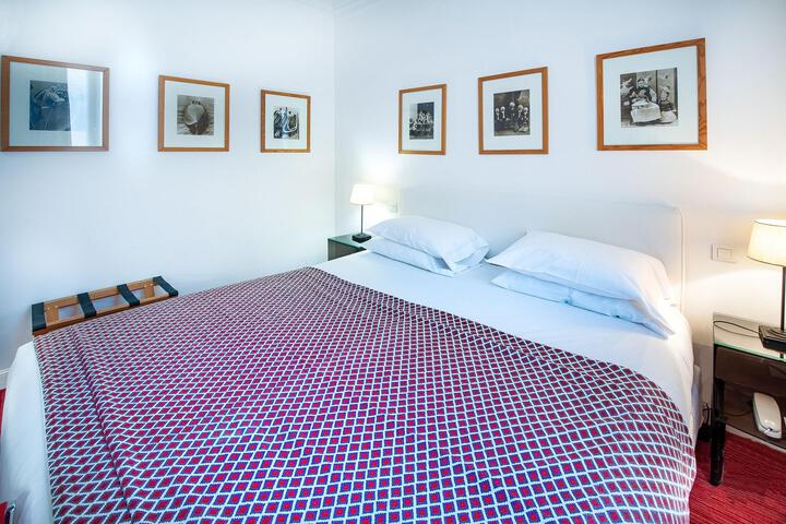 Room 32 of 76