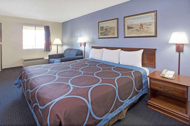 1 King Bed (4 of 8)